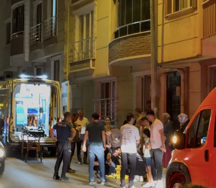 Aniden yola fırlayan çocuğa minibüs çarptı