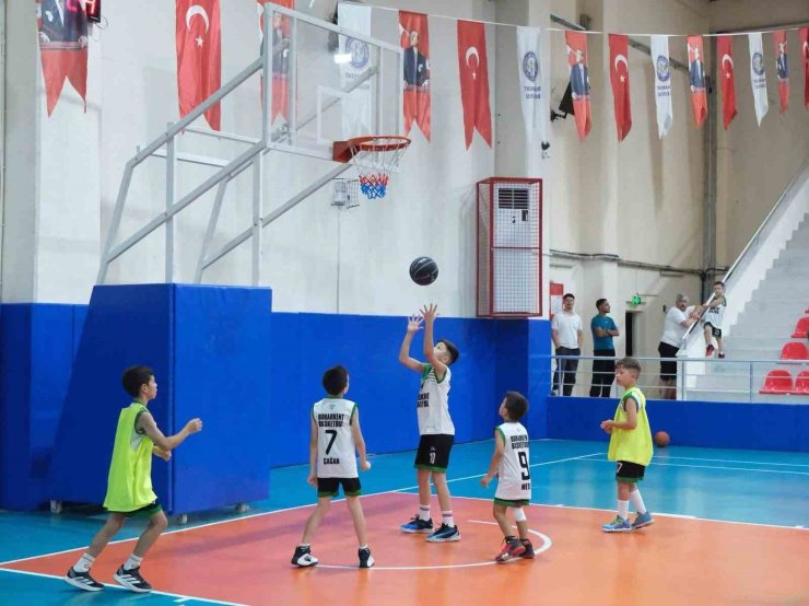 Buharkent’te genç basketbolcular kıyasıya mücadele etti