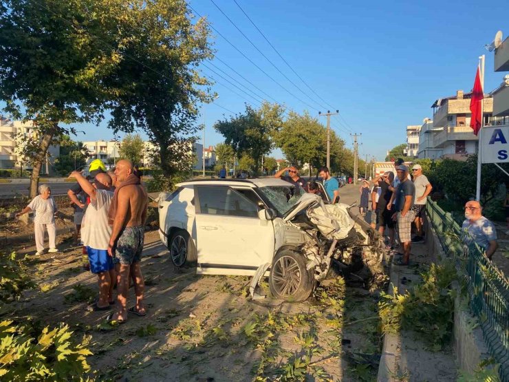 Edremit’te otomobil ağaca çarptı