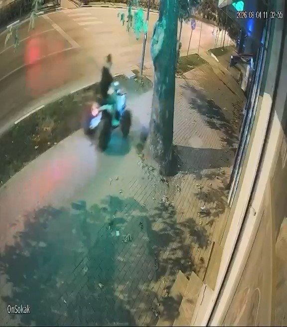 Bursa’da kaza dehşeti saniye saniye kamerada...ATV ile yolun karşısına geçerken canından oldu