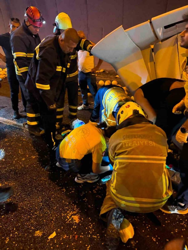 Kamyona çarpan tırın kupası dorseden ayrıldı: 1 ağır yaralı