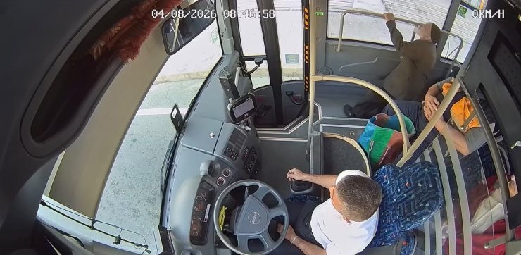Belediye otobüsünde fenalaşan yolcuyu müdahale anları kameralara yansıdı