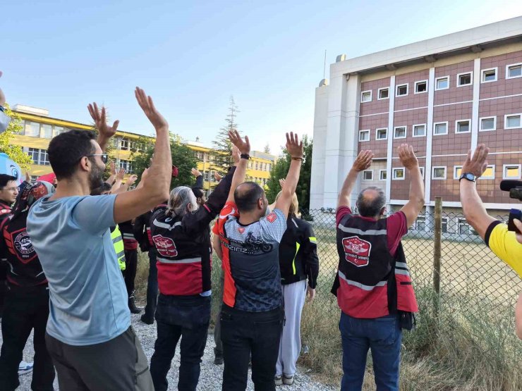 Motosikletlilerden onkoloji servisindeki çocuklara sürpriz
