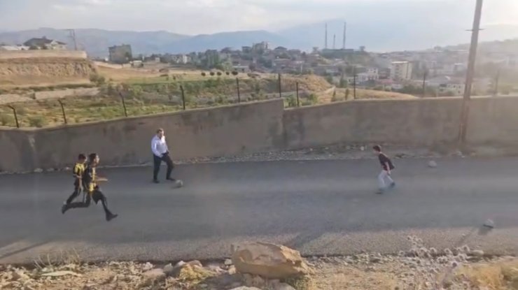 Kaymakam Volkan Hülür Yüksekova’da sokakta maç yapan çocukların oyununa katıldı
