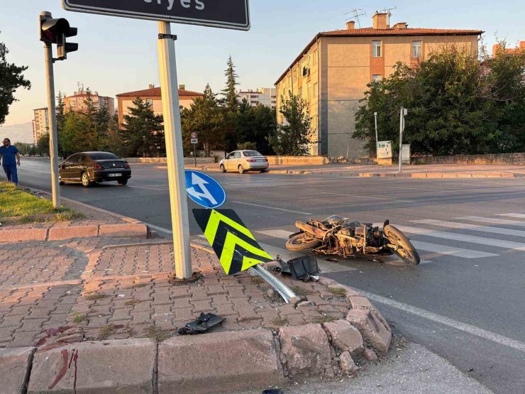 Kayseri’de otomobilin çarptığı motosiklet sürücüsü ağır yaralandı