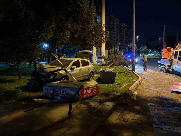 Otomobil parka daldı, ortalık savaş alanına döndü