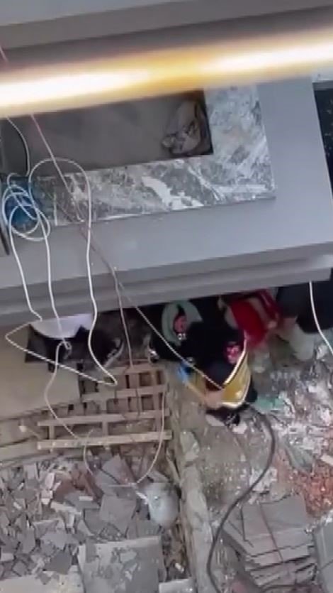 Küçükçekmece’de inşaattan düşen işçi ağır yalandı