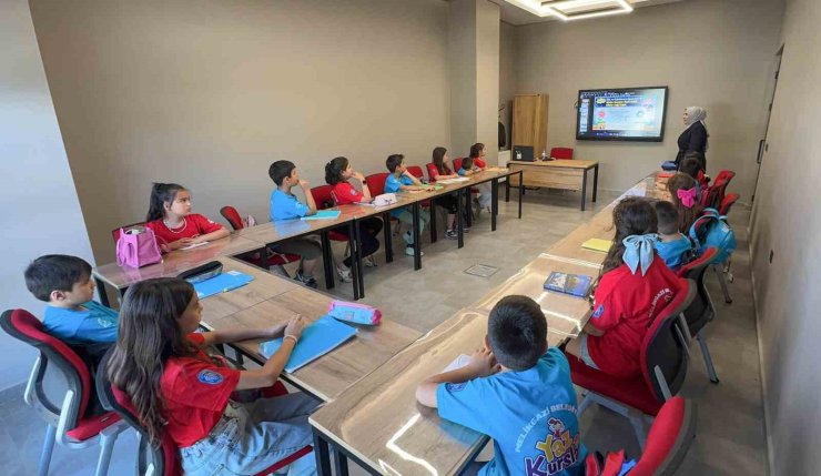 Melikgazi’nin kursları yaz mevsimine renk katıyor