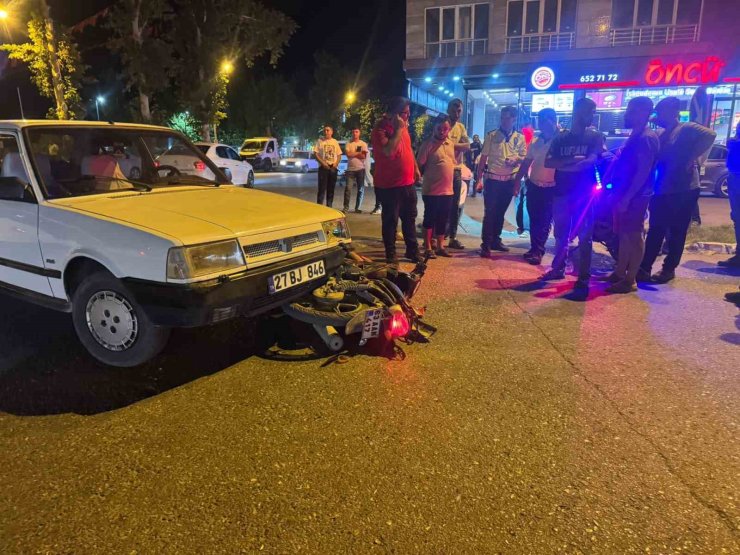 Şanlıurfa’da otomobil ile çarpışan motosikletin sürücüsü yaralandı