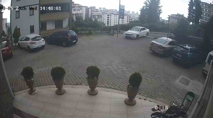 Sürücü fren yerine gaza basınca araç site duvarından aşağı uçtu: 1’i çocuk 3 yaralı