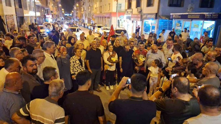 Dünya şampiyonu olan genç güreşçi Özdenur’a yaşadığı ilçede coşkulu karşılama