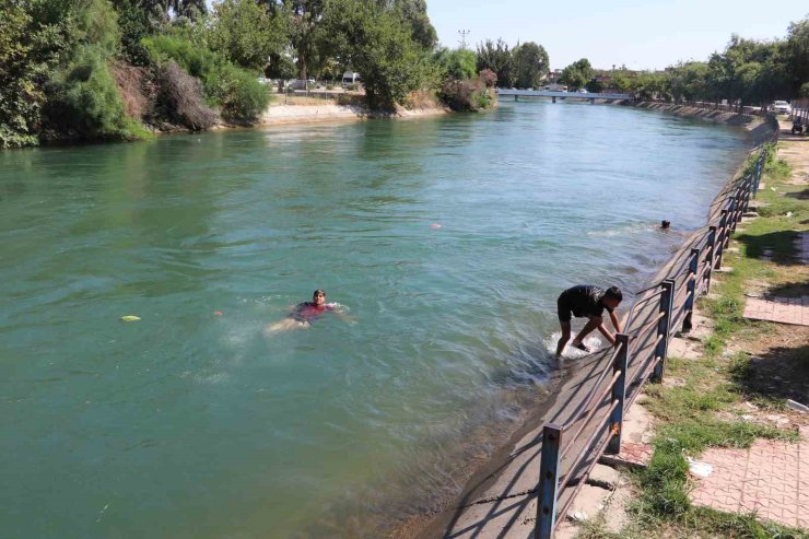 Kavurucu sıcakta hem kanalda yüzdüler hem karpuz yediler