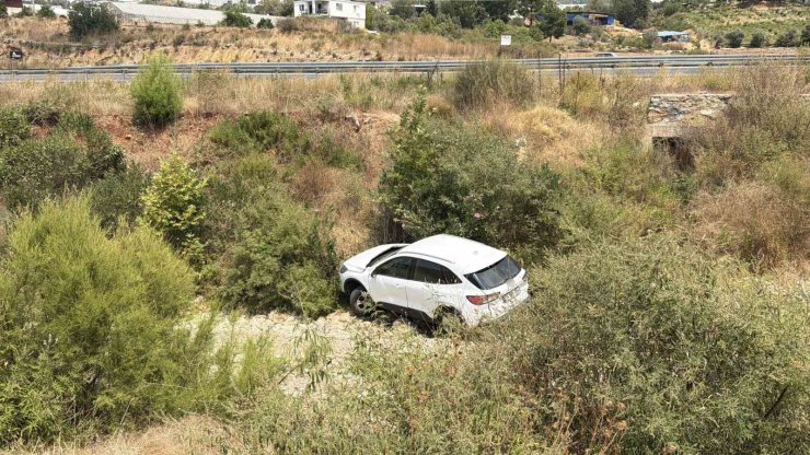 Antalya’da otomobil dereye uçtu: 1 yaralı