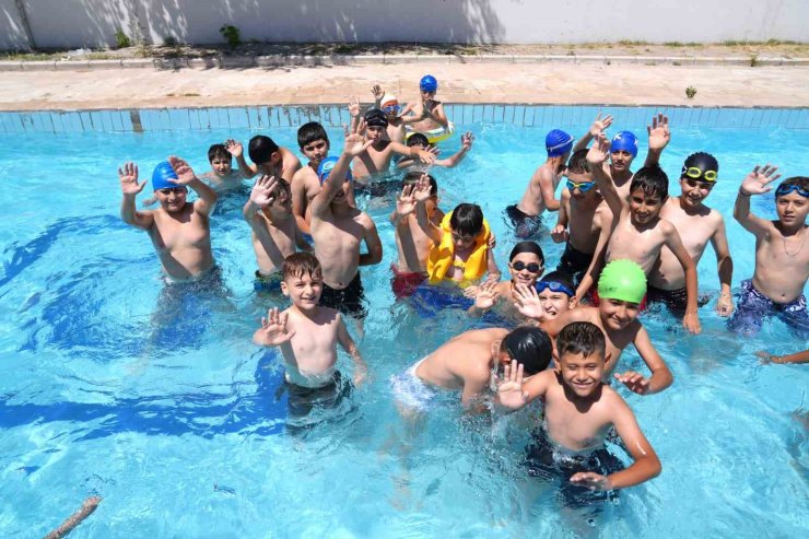 Battalgazi Belediyesi’nde Kur’an kursu öğrenilerine yüzme etkinliği