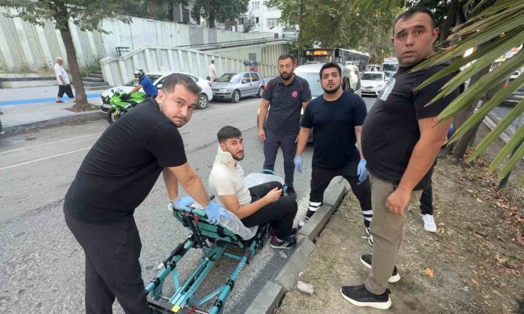 Hafif ticari araç ile motosiklet çarpıştı: 1 yaralı