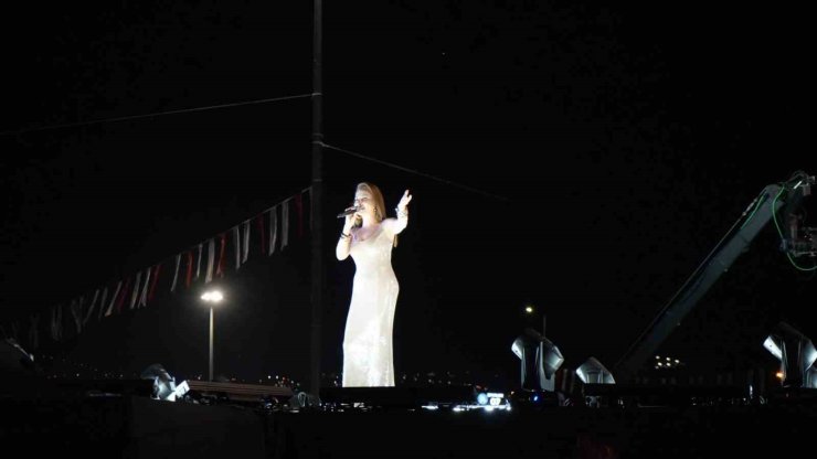 ‘Sivaslılar Günü’nde Ebru Yaşar rüzgarı