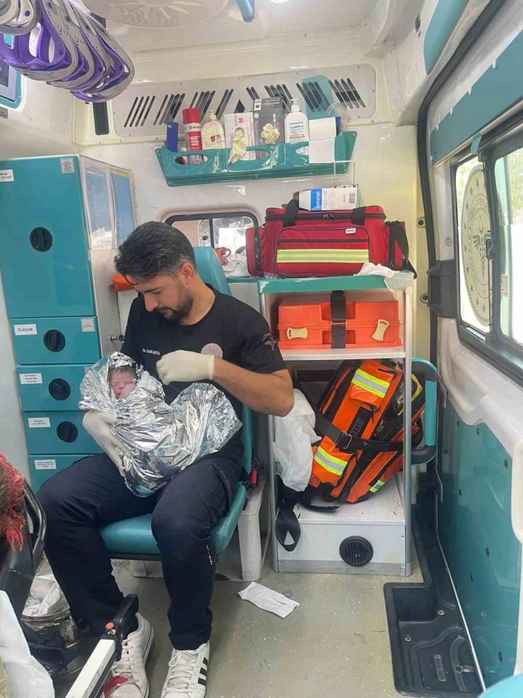 Şanlıurfa’da 112 ekiplerinden araç içerisinde başarılı doğum müdahalesi