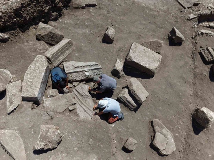 Aspendos’ta şifanın bin 800 yıllık dev heykeli gün yüzüne çıktı