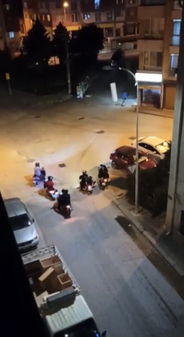 Gece saatlerinde çevreye rahatsızlık veren motosikletli gruba vatandaştan tepki