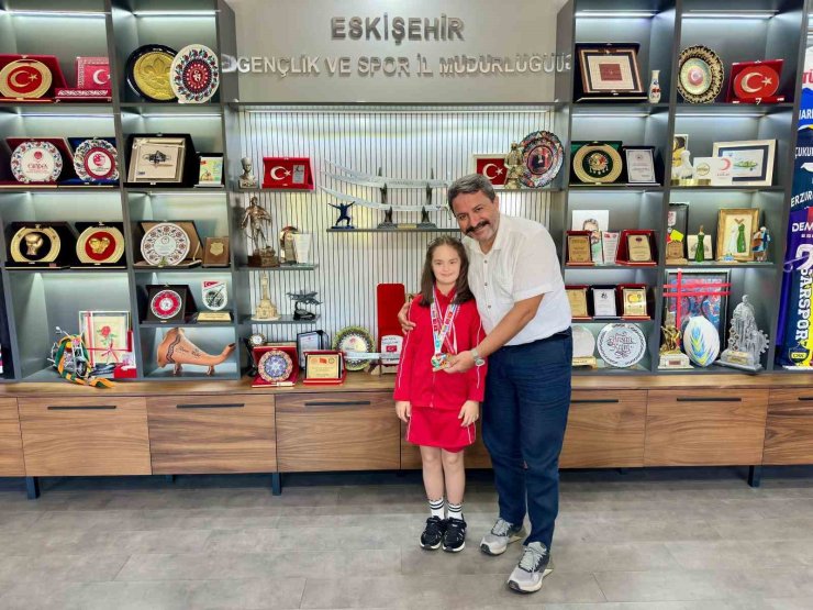 Özel sporcu Elif Ertek’in çifte başarısı gururlandırdı