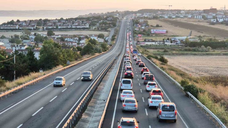 İstanbul’dan Tekirdağ’a hafta sonu akını: Kilometrelerce araç kuyruğu