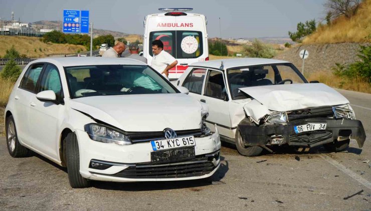 Kırıkkale’de iki otomobil kafa kafaya çarpıştı: 5 yaralı