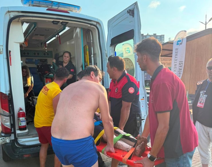 Tehlikeli bölgede denize giren kadını cankurtaranlar kurtardı