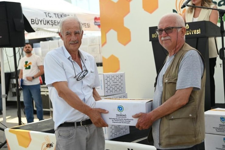 Tekirdağ’da 780 arı yetiştiricisine yem desteği sağlandı