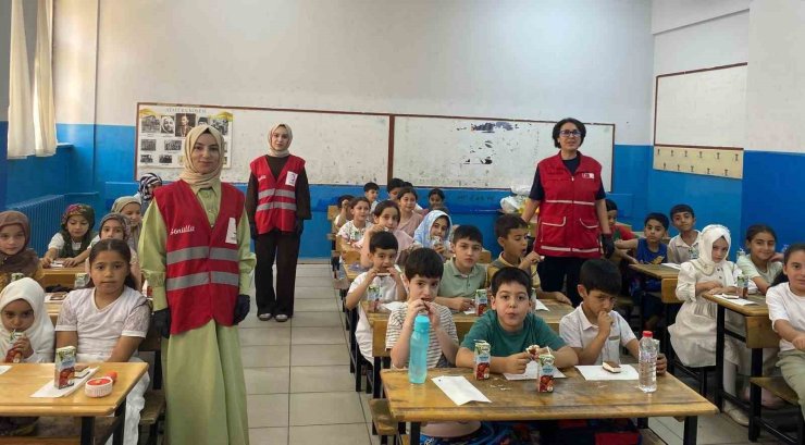 Muş’ta Kızılay ekiplerinden öğrencilere ikram