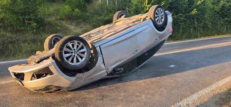 Türkeli’de otomobil takla attı: 2 yaralı