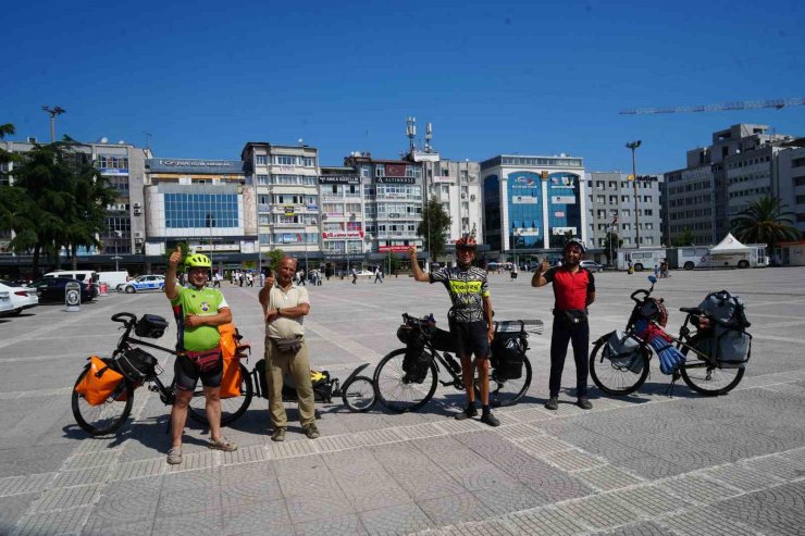 Karadeniz’i bisikletle keşfettiler, Türk misafirperverliğine hayran kaldılar