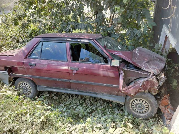 Otomobil boş kulübeye çarptı: 1 yaralı