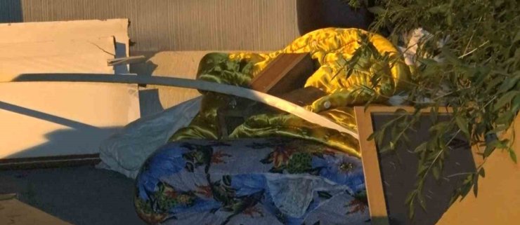 Başkent’te vatandaşlar çöp konteynerlerin yanına bırakılan eşyaların toplanmamasına tepki gösterdi