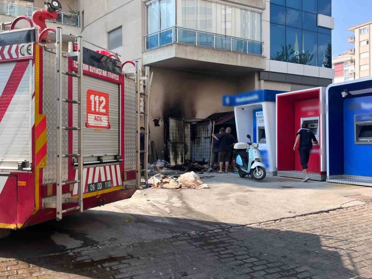 Geri dönüşüm kutusunda kaynak yaparken yangın çıktı