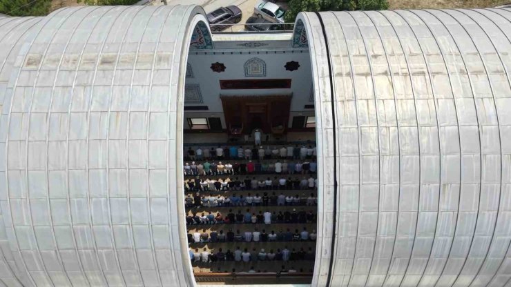 Bursa’daki ’Sunrooflu Cami’ mimarisiyle dikkat çekiyor