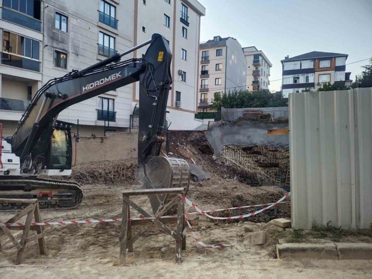 Çekmeköy’de istinat duvarı yıkılan inşaatın yanındaki 5 katlı bina boşaltıldı