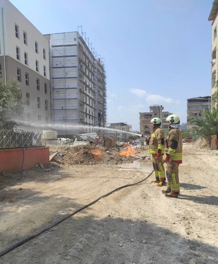 Defne’de doğalgaz borusunda yaşanan sızıntıdan alevler yükseldi