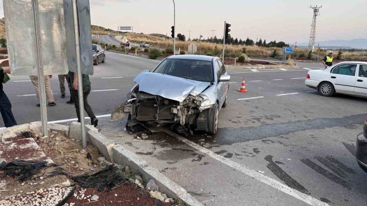 Çorum’da iki otomobil çarpıştı, sürücüler yara almadan kurtuldu