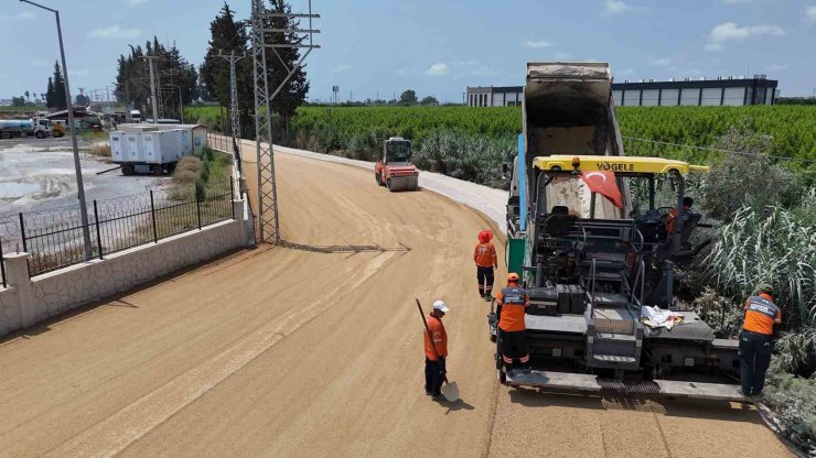 Mersin’de 4 mahallenin ortak kullandığı yol yenilendi
