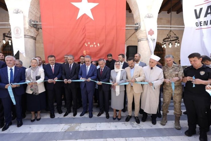 Depremde hasar alan tarihi Ömeriye Cami yeniden ibadete açıldı
