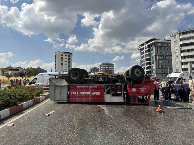 Uşak’ta itfaiye aracı ile kamyon çarpıştı: 2 itfaiye personeli yaralandı