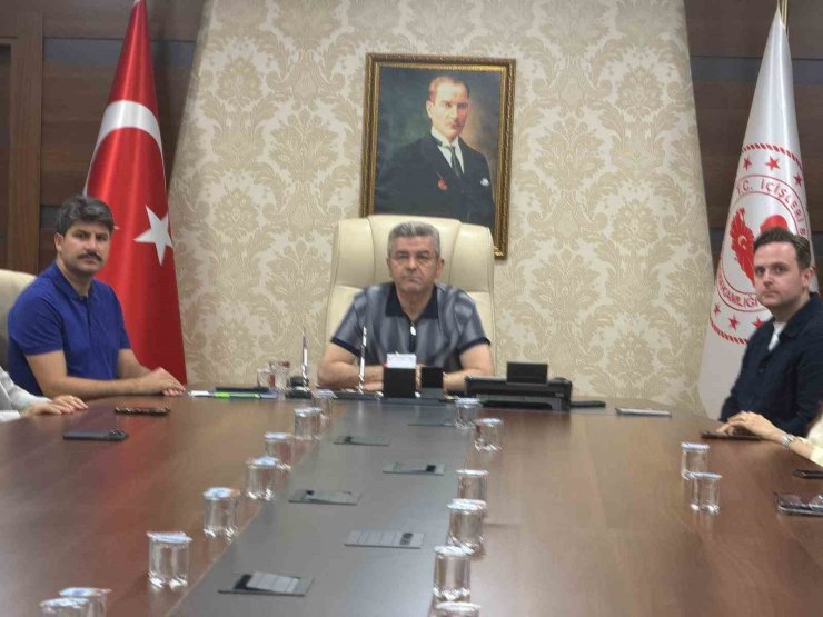 Artvin Valisi Ergün’den Hopa’daki şüpheli cisim ile ilgili açıklama: "Endişe edilecek bir durum yok, yol yeniden trafiğe açıldı"