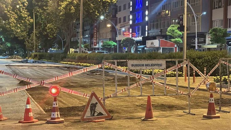Burdur’da belediyenin gece yaptığı yol çalışması vatandaş talebiyle polis tarafından durduruldu