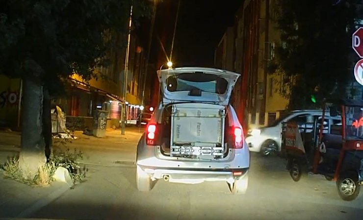Beyaz eşyayı iple bağlayıp bagajda taşıdı