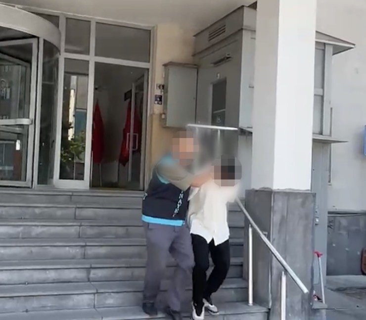 Bıçakladıktan sonra cep telefonunu gasbetmişler: 2 gözaltı