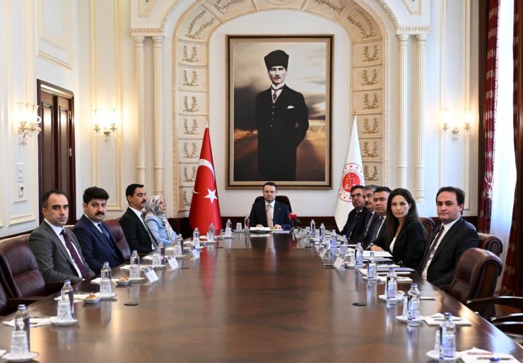 Bakan Gürlek, Muhsin Yazıcıoğlu’nun ailesiyle görüştü