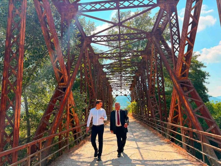 Bilecik’te Tarihi Demirköprü ve 550 rakımlı Meryem Dağı incelendi