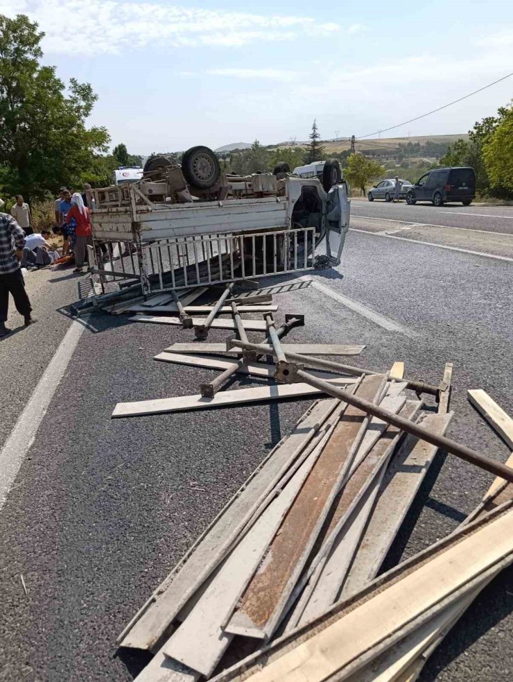 Elazığ’da kamyonet takla attı: 2 yaralı