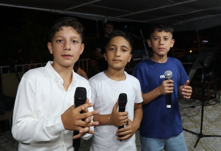 Üç kafadar sesleriyle sahnenin tozunu aldı