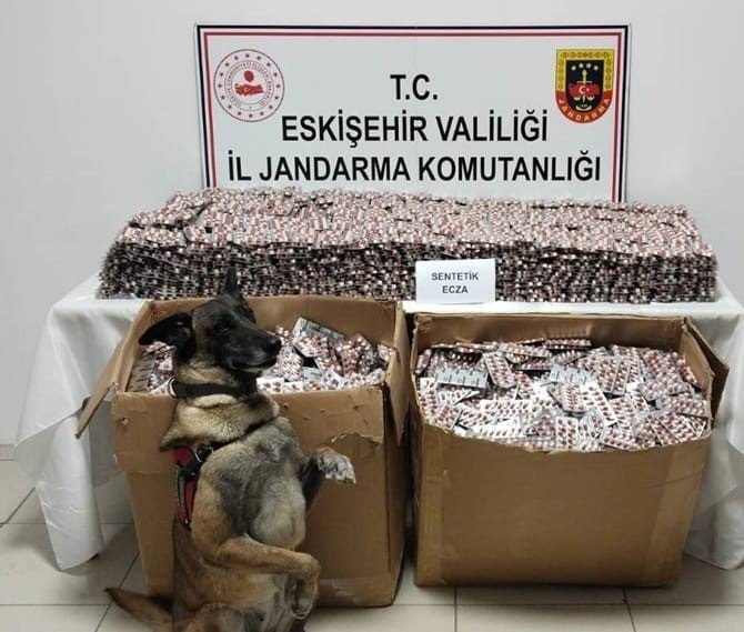 Jandarma 84 bin adet sentetik ecza hapı ele geçirdi, 3 kişi tutuklandı